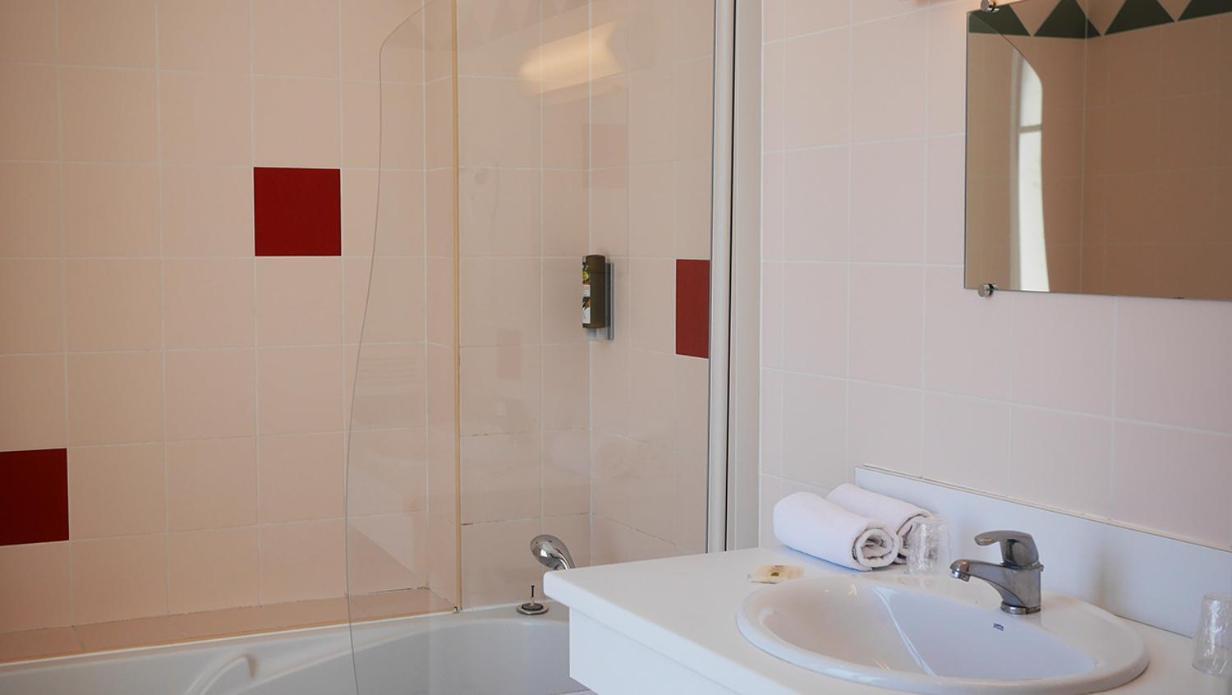 Hotel Logis Saint Louis La Suze-sur-Sarthe Zewnętrze zdjęcie