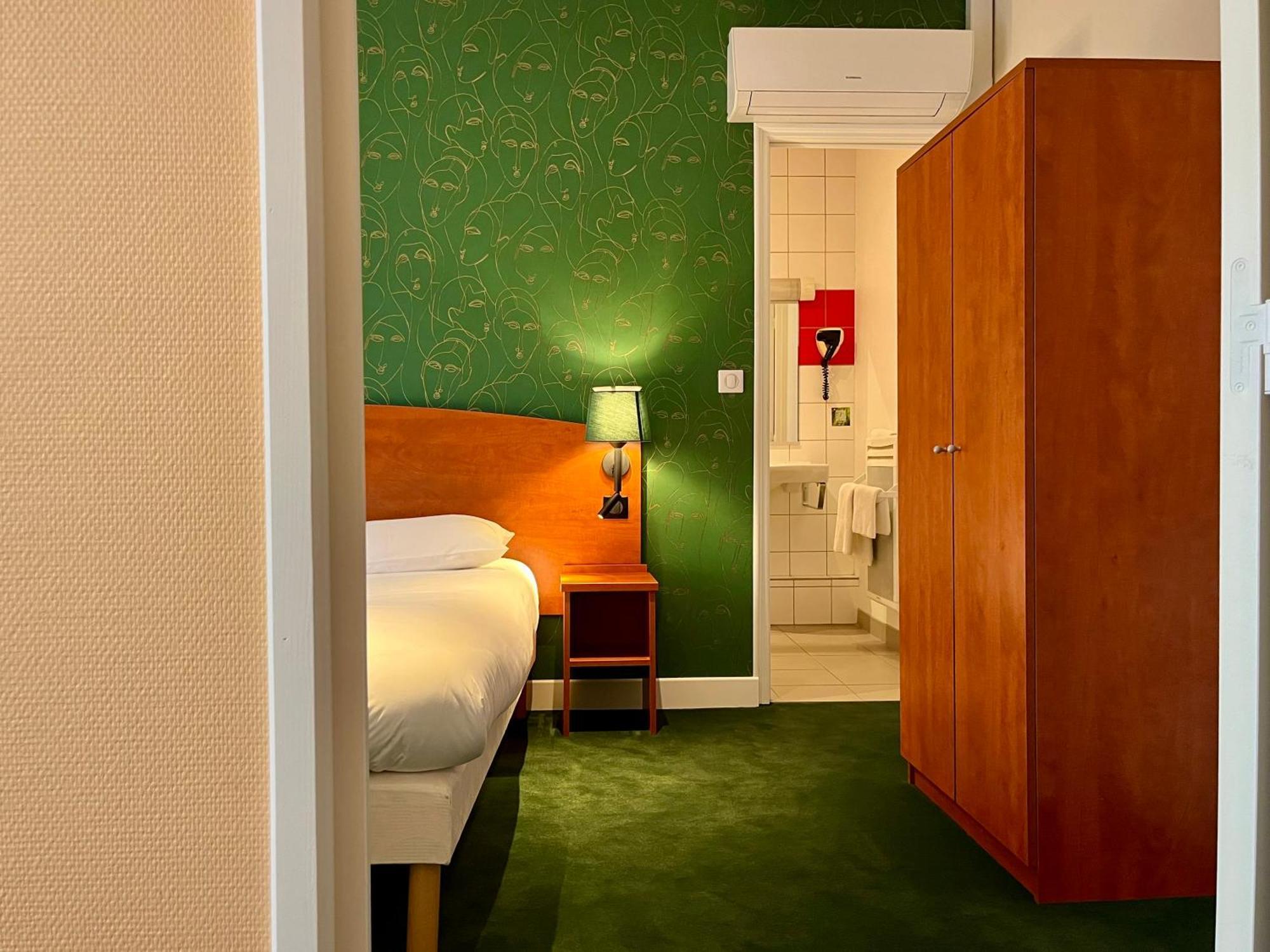 Hotel Logis Saint Louis La Suze-sur-Sarthe Zewnętrze zdjęcie