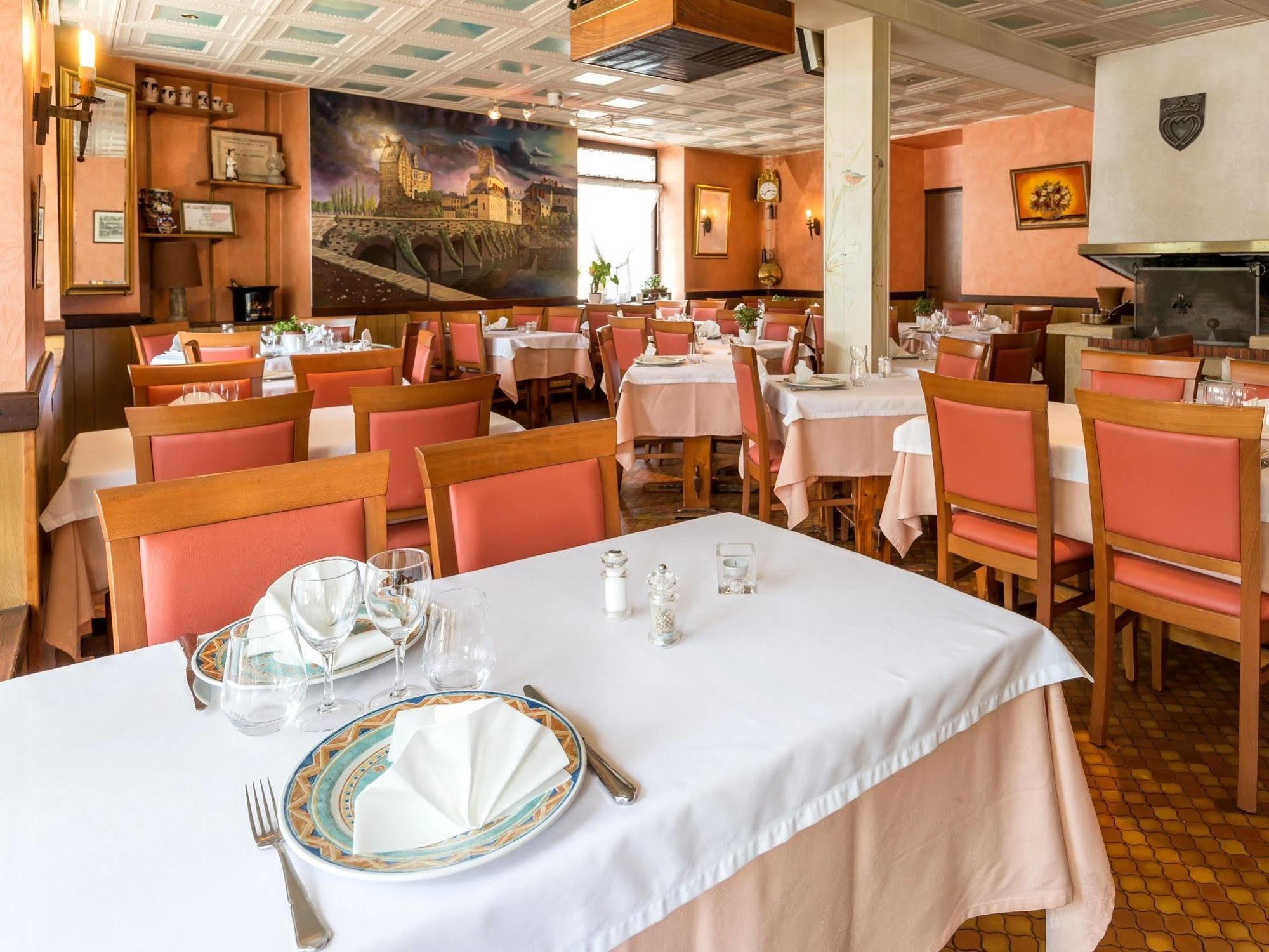 Hotel Logis Saint Louis La Suze-sur-Sarthe Zewnętrze zdjęcie
