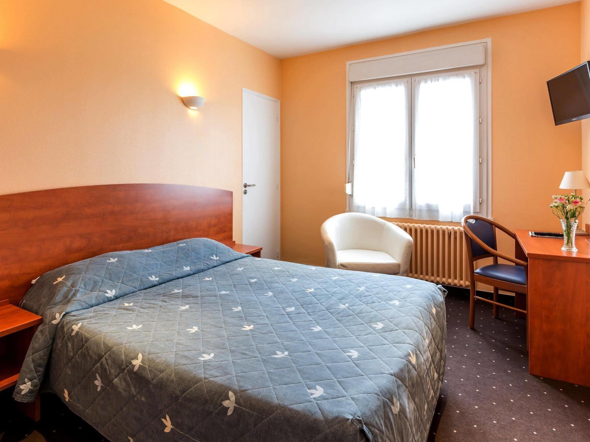 Hotel Logis Saint Louis La Suze-sur-Sarthe Zewnętrze zdjęcie