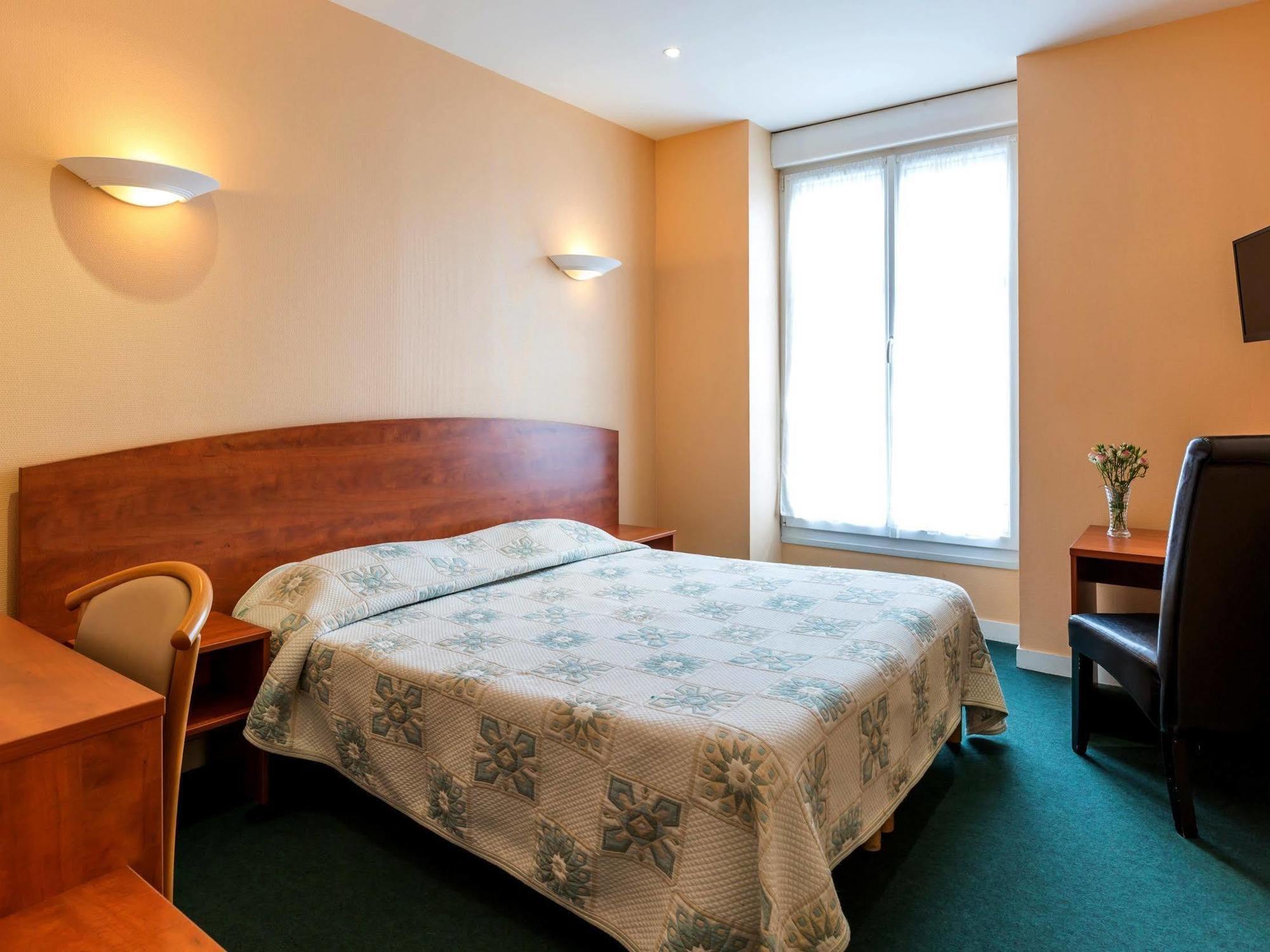 Hotel Logis Saint Louis La Suze-sur-Sarthe Zewnętrze zdjęcie
